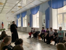 Священник рассказал православным гимназистам о Страстной седмице, Пасхе и Благодатном огне