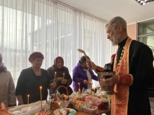 Священник освятил пасхальные куличи и яйца в сёлах Ачинского района