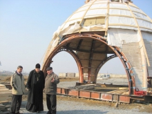 Установка купола на храм св. Даниила Ачинского