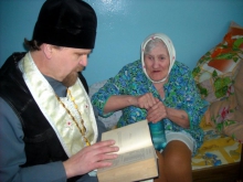 Священник встретился с пожилыми людьми