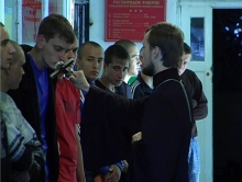 Священник благословил призывников
