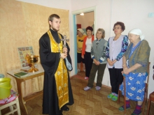 Священник Свято-Троицкого собора г. Шарыпово посетил дом престарелых