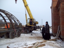 Установка купола на строящийся храм