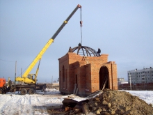Установка купола на строящийся храм 2