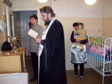 Настоятель Троицкого собора г. Шарыпово крестил детей-сирот