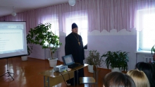Настоятель храма с. Новобирилюссы побеседовал с родителями и детьми