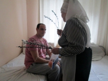 Раздача вербы в палатах ЦРБ