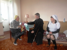 Духовенство Покровского храма посетило пожилых прихожан