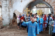 В разрушенном храме совершена Божественная литургия