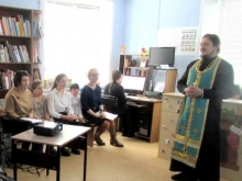 В библиотеке села Новобирилюссы состоялась встреча со священником 3