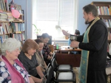 В библиотеке села Новобирилюссы состоялась встреча со священником 1