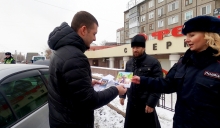 В Ачинске священник вышел на улицы города, чтобы благословить водителей в дорогу 1