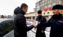 В Ачинске священник вышел на улицы города, чтобы благословить водителей в дорогу