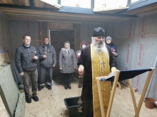 В строящемся храме села Красный Завод отслужен первый молебен