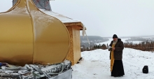 На строящийся в Красном Заводе Никольский храм установили купол и крест 4