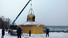 На строящийся в Красном Заводе Никольский храм установили купол и крест 1
