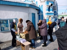 Прихожан Казанского собора угостили блинами 4