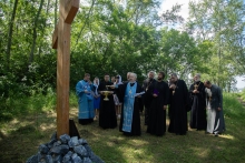 Владыка Пантелеимон освятил поклонный крест на старом кладбище в Ачинске 2