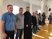 Ачинский священник благословил участников турнира по рукопашному бою