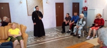 Священник рассказал пациентам Родника о Православии
