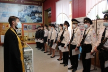 Ачинский священник напутствовал молодых полицейских