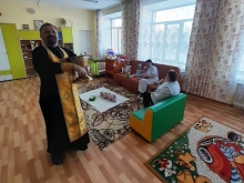Ачинский священник посетил Дом ребенка 2