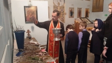 Священник освятил веточки вербы в гимназическом храме