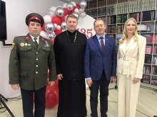 Ачинский священник поздравил с юбилеем коллектив городской библиотеки 2