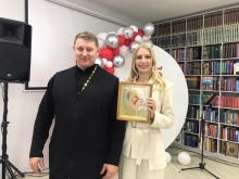 Ачинский священник поздравил с юбилеем коллектив городской библиотеки