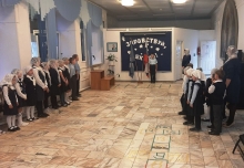 Учебная неделя в православной гимназии начинается с выноса флага 1
