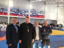 Ачинский священник благословил участников краевого турнира по рукопашному бою 4