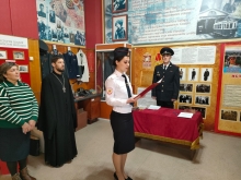 Ачинский священник благословил молодых полицейских 2