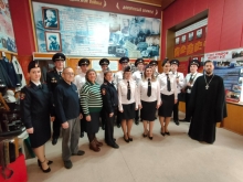 Ачинский священник благословил молодых полицейских 4