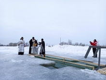 Протоиерей Евгений Фролов совершил чин Великого освящения воды на реке Чулым 3