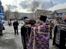 Верующие Ачинска проводили ковчег с частицей Ризы Божией Матери 5