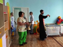 Священник посетил Ачинский Дом ребёнка 3