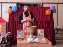 Священник посетил Ачинский Дом ребёнка 2