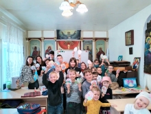 Воспитанники воскресной школы поздравили мам и учителей с праздником жён мироносиц