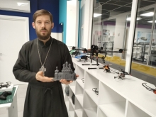Ачинский священник побывал в семейной мастерской «Za Победу»