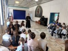 Священник рассказал православным гимназистам о Дне святых жён-мироносиц
