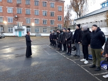 Ачинский священник благословил призывников 2