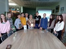 В библиотеке села Большой Улуй зажгли свечу памяти в память о репрессированных священнослужителях