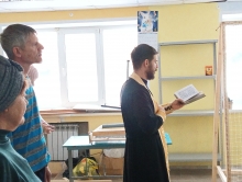 Ачинский священник освятил мастерскую для изготовления маскировочных сетей для воинов Сибирского батальона 2