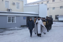 Ачинский священник совершил чин Великого освящения воды в следственном изоляторе 3