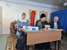 О празднике Крещения Господня рассказал воспитанникам большеулуйского детского дома настоятель Никольского храма 3