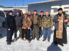 Священник благословил сопровождающих в зону СВО гуманитарный груз