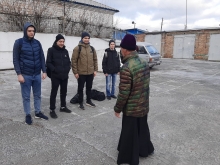 Ачинский священник благословил новобранцев