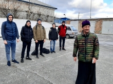 Ачинский священник благословил новобранцев 2