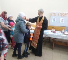 Священник освятил пасхальные куличи и яйца в сёлах Ачинского района 3