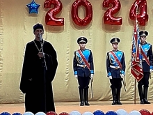 Священник поздравил ачинских кадет и гимназисток с окончанием учебного года